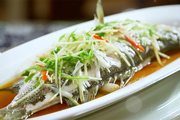 广东饭店清蒸鱼竟是开水泡的?知情人揭秘