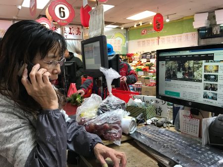 強行拿走啤酒的西語裔大鬧長江超市,但超市老闆娘反被送進皇后區法庭,她一臉委屈。