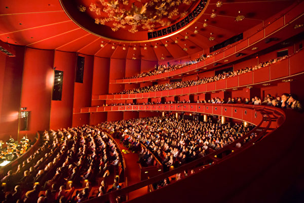 1月22日下午，神韻在華盛頓特區肯尼迪藝術中心歌舞劇院的演出座無虛席，劇院方只得加售站票應對票房熱潮。（李莎／大紀元）