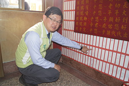 盐水大众庙文昌殿墙壁贴满考生心愿祈福卡,其中李退之议员手指的祈福卡,写着:“韩愈字退之,希望我的作文可以写得像韩愈一样”,令人莞尔。(台南市议员李退之服务处提供)