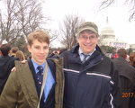 1月20日來此美國羅德島州的Andrew Larochelle（右）及兒子David，來到華府參加川普就職美國總統的儀式和慶祝活動。（梁硯/大紀元）
