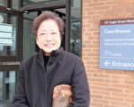 1月24日，前华人餐饮集团老板潘钰仪走出安省法院。（周月谛／大纪元）