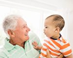 日本的研究發現，人們在40歲以後會出現一種「老人味」。圖為一名老人和其孫子。（Fotolia）