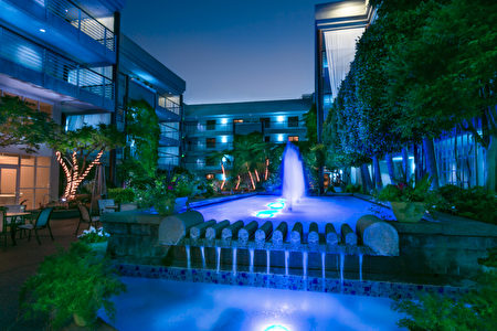 Cupertino Hotel酒店中庭的水景。(圖片由加州硅谷優惠酒店Cupertino Hotel提供)