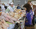 现在每天有很多的中国人越过中俄边界，到俄国购买食物，特别是屠夫摊上的猪肉、鸡肉和牛肉。 (Alexey SAZONOV/AFP/Getty Images)