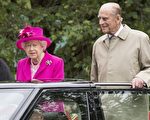 英国白金汉宫表示，女王因重感冒仍未痊愈，将不出席教会的新年礼拜仪式。图为女王伉俪乘坐敞篷车向现场民众致意。 (Arthur Edwards – WPA Pool/Getty Images)