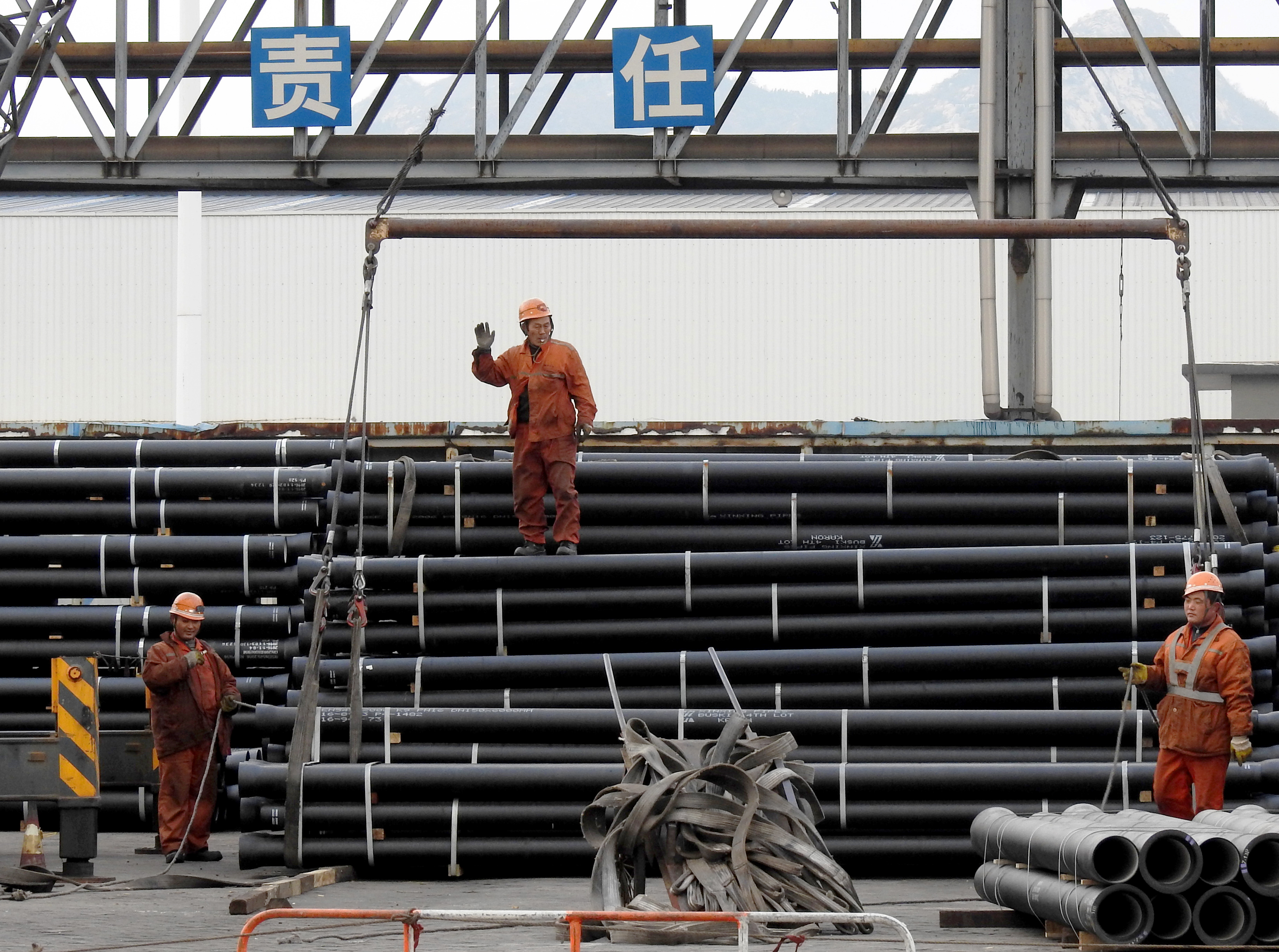 分析：中国钢铁业成三明治 国内外两面夹攻