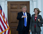 新當選總統川普提名德沃斯為新一任教育部長，圖為2016年11月19日，川普在新澤西州的一處俱樂部會見德沃斯，為組閣做準備。(Drew Angerer/Getty Images)