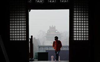 TOPSHOT - A man wearing a mask visits the Forbidden City in Beijing on December 21, 2016. 
Beijing issued its first air pollution red alert for 2016 on December 15, with choking smog expected to cover the city and surrounding areas in north China until December 21. / AFP / WANG ZHAO        (Photo credit should read WANG ZHAO/AFP/Getty Images)