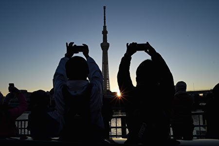 2017年1月1日,东京的日本人争看新年中的第一轮日出,为自己祈福。 (Matt Roberts/Getty Images)