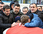 1月1日凌晨，土耳其伊斯坦堡一家知名夜店遭受恐怖袭击。官员说，目前已有至少39人死亡，另有至少69人受伤送医。图为一名死者的亲友们在其葬礼上表示哀悼。(Burak Kara/Getty Images)
