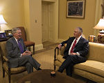 1月4日國會多數黨領袖麥康奈爾（左）與獲川普提名的國務卿人選蒂勒森（右）在國會山會面。(Aaron P. Bernstein/Getty Images)