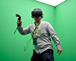 2017年美國消費性科技展將於1月5日-8日在拉斯維加斯會議中心為超過3800家參展商提供平台，向超過16.5萬的與會者展示其最新科技產品。 圖為與會者在體驗頭戴VR實景裝置。(David Becker/Getty Images)