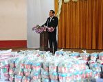 泰国总理巴育（Prayuth Chan-ocha）1月6日前往那拉提瓦府（Narathiwat）探访受影响灾民，连续数日的暴雨已经导致泰国南部9省发生洪灾，超过12万户居民受影响，数千旅客滞留。(MADAREE TOHLALA/AFP/Getty Images)