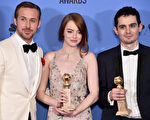 《愛樂之城》導演達米恩‧查澤雷(Damien Chazelle,右一)和兩位主演在第74屆金球獎上的合影。(Alberto E. Rodriguez/Getty Images)
