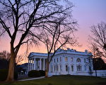 1月20日，川普宣誓成為美國第45任總統前，和妻子梅蘭妮亞抵達白宮。(Kevin Dietsch-Pool/GettyImages)