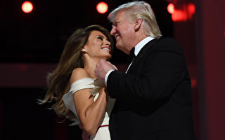 美国刚宣誓就任的第45任总统在就职当晚举行的官方舞会上与第一夫人梅兰妮亚跳第一支舞。 (JIM WATSON/AFP/Getty Images)