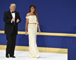 1月20日晚上的就职舞会上，第一夫人梅兰妮亚穿着与法国设计师皮耶共同设计的白色露肩礼服亮相。    (SAUL LOEB/AFP/Getty Images)