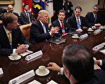 川普1月23日在椭圆形办公室会晤12名制造业CEO。(Chip Somodevilla/Getty Images)