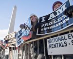 1月27日，大約數萬名示威者將在美國首都華盛頓進行一年一度的反墮胎大遊行。和往年不同的是，彭斯將在遊行現場發表演講，開創副總統參加反墮胎大遊行的先例。(Photo credit should read TASOS KATOPODIS/AFP/Getty Images)
