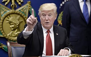 美國總統川普（特朗普）1月27日在國防部簽署備受矚目的移民行政令。(Olivier Douliery-Pool/Getty Images)