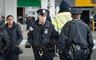 纽约肯尼迪机场的港务局警察(BRYAN R.SMITH/AFP/Getty Images)
