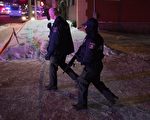 加拿大魁北克省的一间清真寺于2017年1月29日晚间发生持枪攻击事件，已造成6死8伤。该国总理称，这是一起针对穆斯林的恐怖攻击。本图为警方在案发现场持枪戒备。（ALICE CHICHE/AFP/Getty Images）