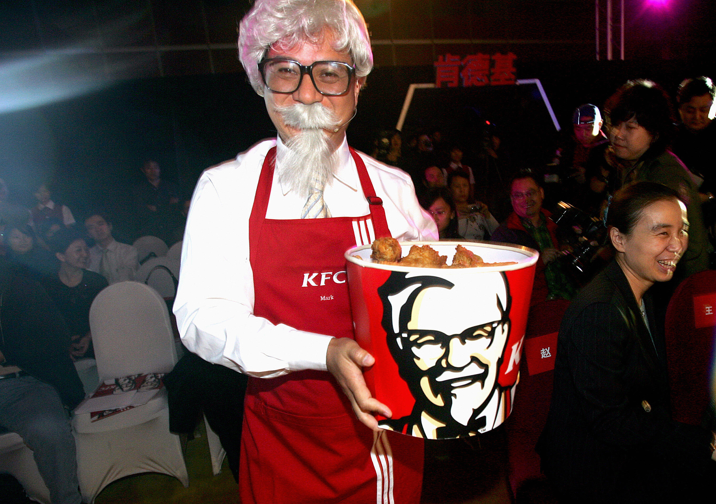 He is an owner of an. KFC полковник Сандерс. Полковник Сандерс в Японии.