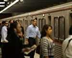 洛县警局官员1月5日 宣布，警局从1日起已停止在洛县大都会交通局 (Metro) 运行系统的流动检票服务。图为洛杉矶县地铁。（David McNew/Getty Images）
