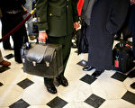美國總統就職奠禮上最重要的黑皮包。  (Brendan Hoffman/Getty Images)