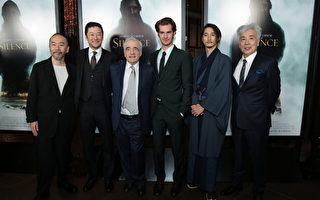 導演馬丁·斯科塞斯與演員1月5日在洛杉磯，於《沈默》紅毯首映式上合影。（派拉蒙影業提供）