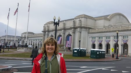 Becky Miller來自田納西州,她是一位自由撰稿人、作家和社會工作者,對川普上任感到非常喜悅。(梁硯/大紀元)
