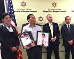 洛縣警署在2016年4月15日的新聞會上宣布，殘忍殺害兩侄兒後逃往香港的史德運已被引渡回洛杉磯受審。左一為受害家庭的律師蔡玟慧，左二持兩受害者照片的是受害人父親林大衛 (David Lin)。（李姍/大紀元）