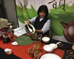 美國中華茶文化學會7日在橙縣華僑文教服務中心，舉辦「臺灣茶趣七碗茶歌」活動，會長楊綺真用碗泡茶分享來賓。（袁玫／大紀元）