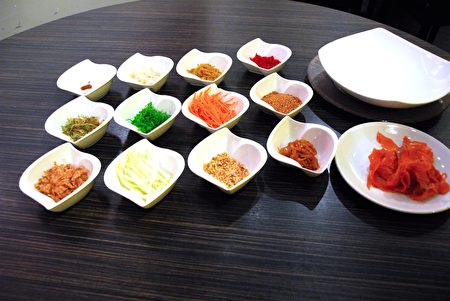Kaya Malay Bistro的老板兼厨师Scott 透露其Dine Out Menu上也有一这应节的鱼生。1063 W. Broadway, Vancouver; 604-730-9963。(灵犀/大纪元)