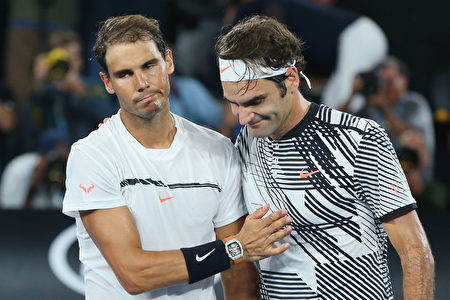 两位球王惺惺相惜。 (Michael Dodge/Getty Images)