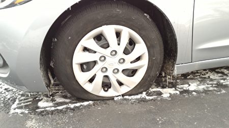 1月6日在田納西州納什維爾演出期間，神韻北美藝術團工作人員的車輛輪胎被扎破。（受訪者提供）