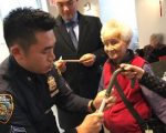 宣導交通安全 五分局送長者反光標籤