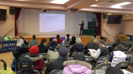 纽约州健保市场陈敏敏向民众讲解健保最新资讯。