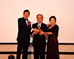 成立30周年的美國華裔舞蹈協會，1月21日盛大舉行慶祝年會，賴泱璇（右）在經文處副處長陳銘師監交下第二次榮任會長。（袁玫／大紀元）