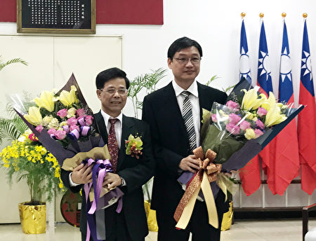 卸任分处长吕燕教(左)与新任分处长刘继传(右)。(陈琤琦/大纪元)
