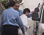 Alexandre Bissonnette身穿白色連衣囚服，帶手銬和腳鐐，于星期一（1 月30日）在魁城法院出庭。（加通社）