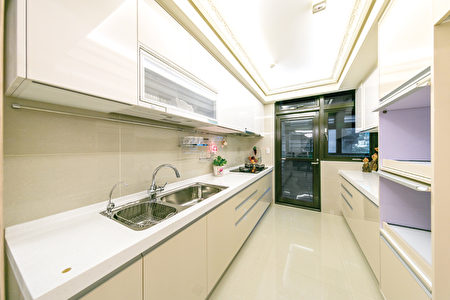雙排寬敞工作檯面,享盡揮灑料理。(三頡建設提供)