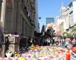 1月22日周日墨尔本市中心撞人案事发现场，不断有民众献上鲜花和玩具表示哀悼。（Lucy Liu/大纪元）
