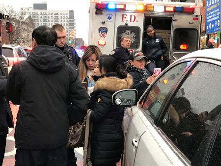 王小姐(黃頭髮者)被西語裔打反被誣打人,頭戴牛舌帽者為肇事車輛上兩名西語裔之一,圖為警察在現場處理。