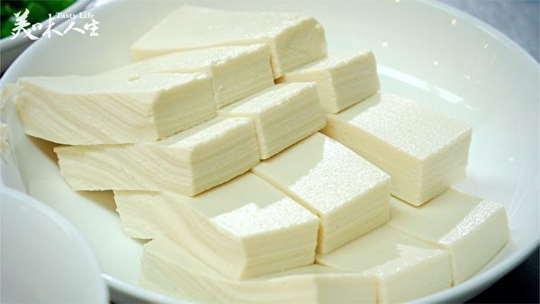 豆腐切成長方狀(新唐人)