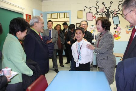 華僑學校校長王張令瑜昨日帶領經文處、文教中心和僑領們參觀修葺一新的校舍。