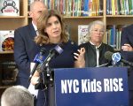 纽约市长媒体及娱乐办公室主任Julie Menin会中表示，无论孩童移民身份为何，都会拥有市府开立的账户。 (奥利弗/大纪元)