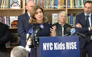 纽约市长媒体及娱乐办公室主任Julie Menin会中表示，无论孩童移民身份为何，都会拥有市府开立的账户。 (奥利弗/大纪元)