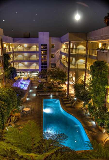 加州矽谷酒店Cupertino Hotel的泳池與飯店大樓。(圖片由舊金山灣區豪華酒店Cupertino Hotel提供)